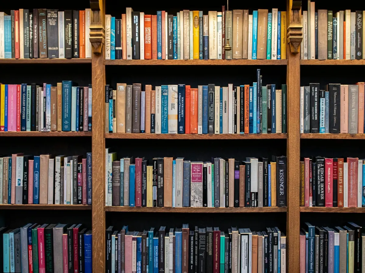 Bücherregale in einer Universitätsbibliothek