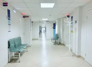 Heller Krankenhausflur mit Türen und Sitzbänken