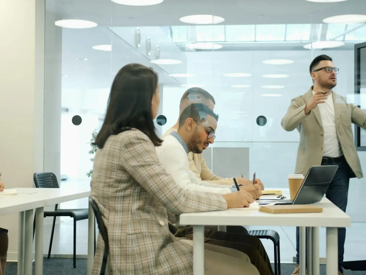 Team bei einer Besprechung in einem modernen Büro