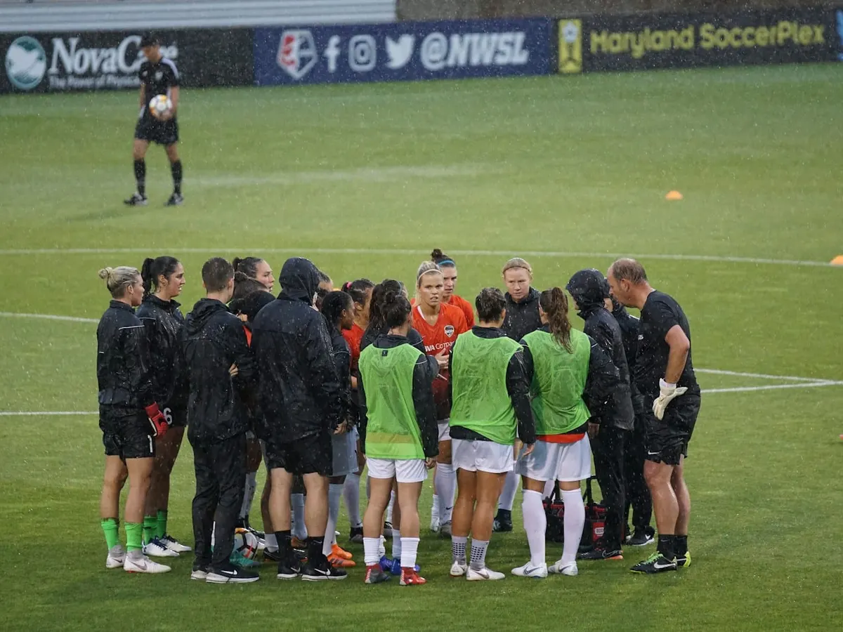 Fußballmannschaft bei einer Teambesprechung auf dem Spielfeld