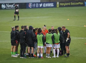 Fußballmannschaft bei einer Teambesprechung auf dem Spielfeld